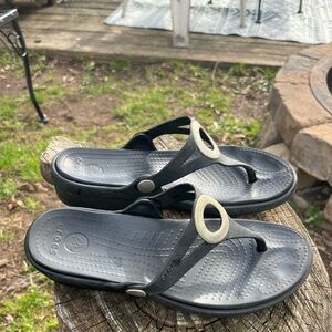 Crocs Sanrah O-Ring Wedge Flip Flop Black Silver Thong Sandals Slip Ons Size 7